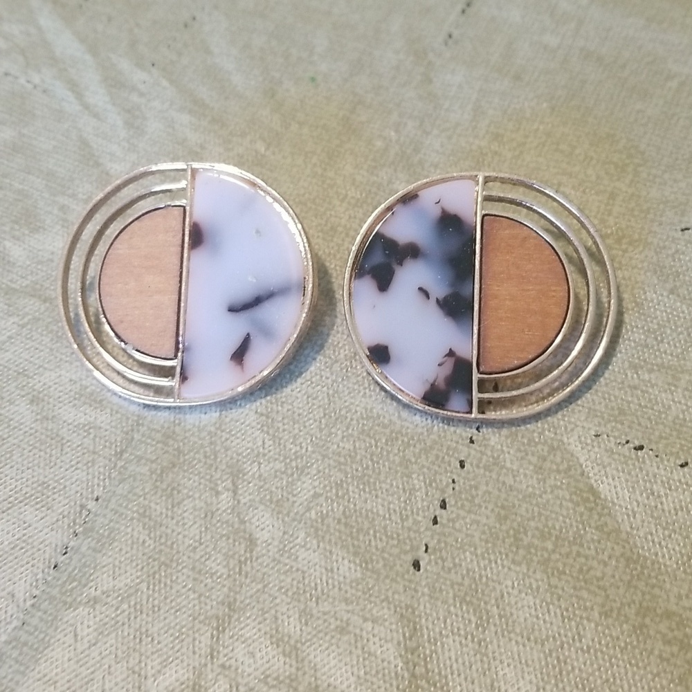 Doeorhy Perkins Metal Wood Plastic Bold Earrings EUC 🎯 - Picture 1 of 3